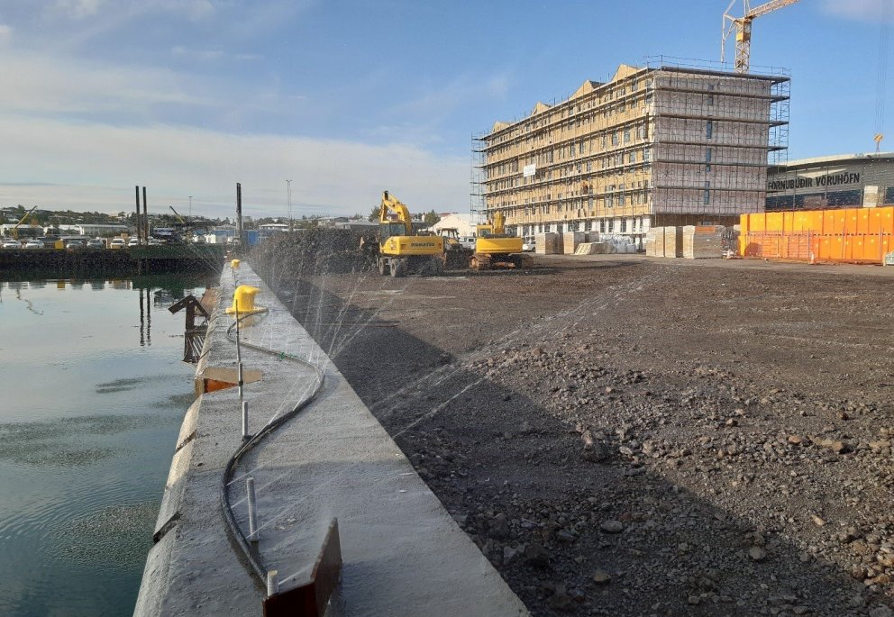 Byrjað að steypa bryggjukant við Háabakka.