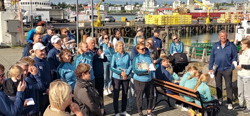 Afkomendur Ara og Huldu fjölmenntu við afhendingu bekkjarins.