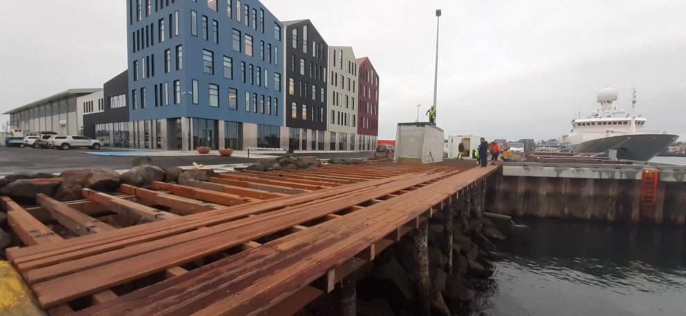 Dekkið lagt á nýrri trébryggju