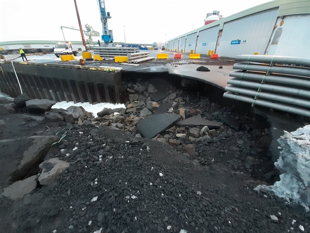 Hér sést vel hversu mikið fyllingarefni skolaðist út í stórviðrinu í Straumsvík.