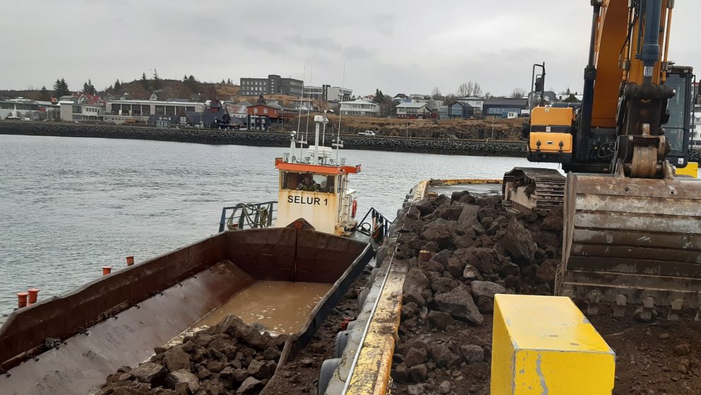 Fyllingarefni sett í Selinn við Óseyrarbryggju.