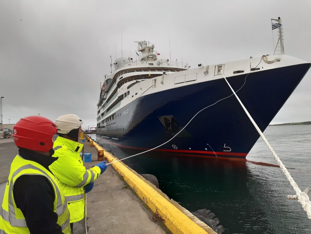 Fyrsta og eina farþegaskip sumarsins!