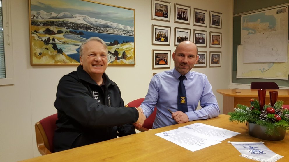 Gunnar Geir Halldórsson formaður Þyts og Lúðvík Geirsson hafnarstjóri undirrita samninginn.