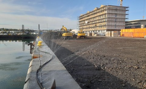 Byrjað að steypa bryggjukant við Háabakka.