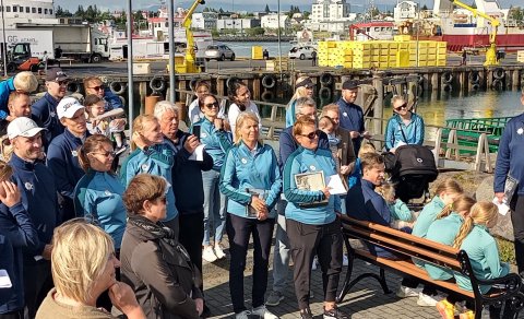 Afkomendur Ara og Huldu fjölmenntu við afhendingu bekkjarins.