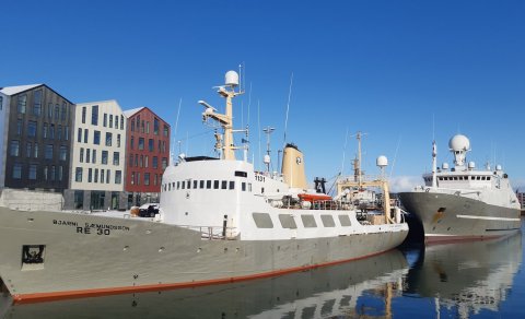 Bjarni og Árni við Háabakka, framan við nýjar höfuðstöðvar Hafrannsóknarstofnunar.