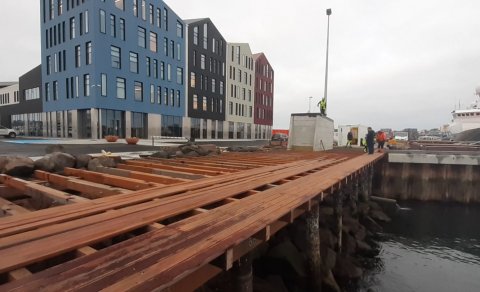 Dekkið lagt á nýrri trébryggju