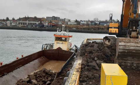 Fyllingarefni sett í Selinn við Óseyrarbryggju.