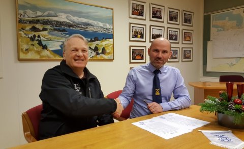 Gunnar Geir Halldórsson formaður Þyts og Lúðvík Geirsson hafnarstjóri undirrita samninginn.