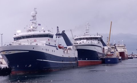 Fjórir togarar á Hvaleyrarbakka og olíuskipið Kyndill utaná Sisimiut.